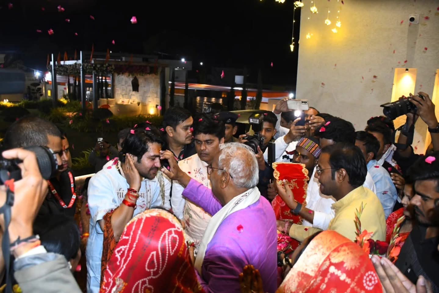 भारी सुरक्षा के बीच रामगंज मंडी पहुंचे धीरेंद्र शास्त्री, गौमाता महोत्सव का भव्य शुभारंभ