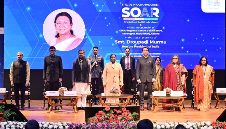 President Droupadi Murmu launching SkillTheNation AI Challenge at Rashtrapati Bhavan Cultural Centre