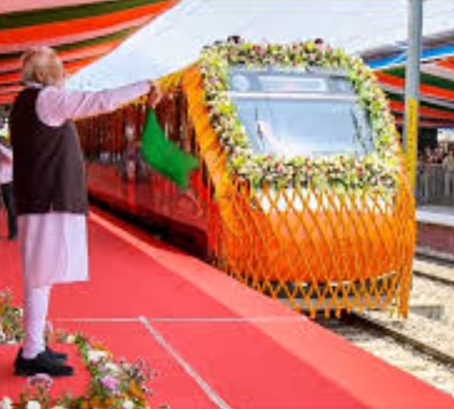 हरी झंडी दिखाने के बाद स्टेशन से रवाना होती हुई नई अमृत भारत एक्सप्रेस ट्रेन।